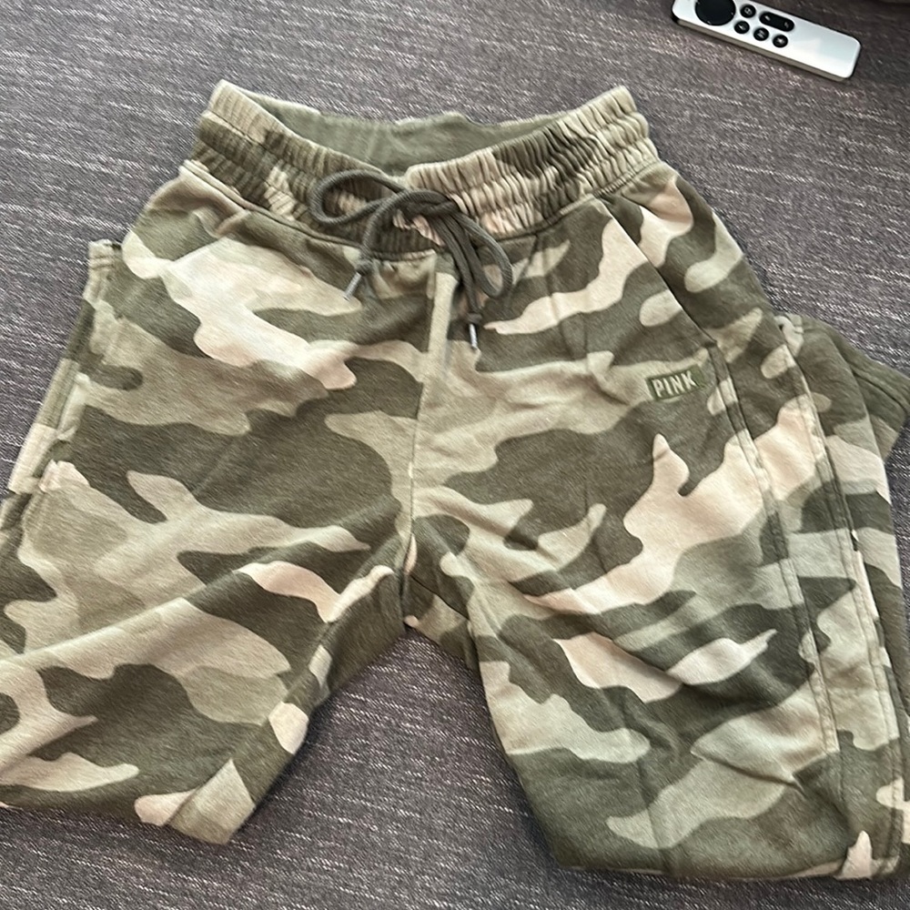 Camouflage sweats by pink size medium been worn once